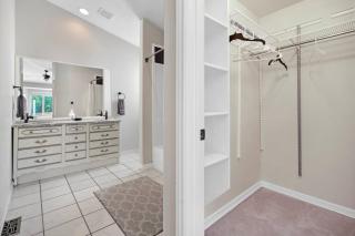 HUGE Downtown Getaway! w/Hot Tub - 4