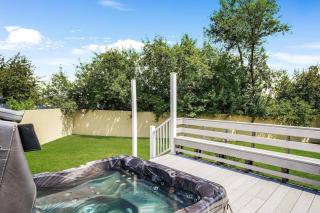 HUGE Downtown Getaway! w/Hot Tub - 9