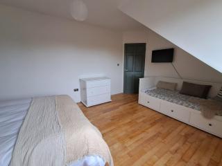 Spacious 4 to 5 bedroom retreat in peaceful location - Craughwell - 2