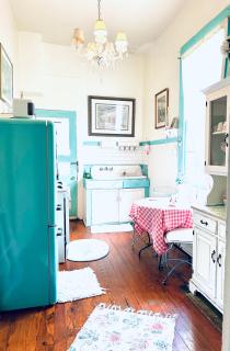 3BR Parisian Penthouse sleeps 5 w Balcony on Streetcar!! - New Orleans - 1