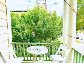 3BR Parisian Penthouse sleeps 5 w Balcony on Streetcar!! - New Orleans - 4