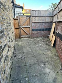 Newly Refurbished 2 Bedroom Flat New Southgate London N11 - New Southgate - 6