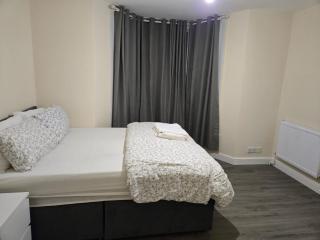Newly Refurbished 2 Bedroom Flat New Southgate London N11 - New Southgate - 3
