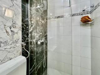 Modern Two-Bedroom Apartment with Garden & Parking - Sarajevo - 1