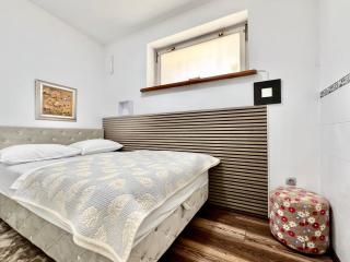 Modern Two-Bedroom Apartment with Garden & Parking - Sarajevo - 5