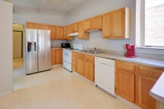 Explore Old Market: Convenient Omaha Condo - 9