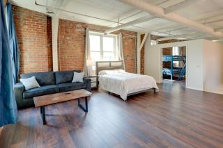 Explore Old Market: Convenient Omaha Condo - 0