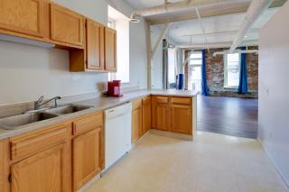 Explore Old Market: Convenient Omaha Condo - 2