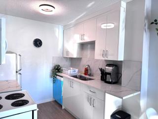 Calgary Downtown Stay, Modern 1BR, Free Parking - 1