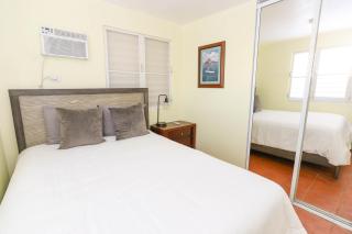 Villa Sessions 2 - 3-Bedroom, 1-Bathroom Apartment at Shacks Beach - Beach access footsteps away - 1