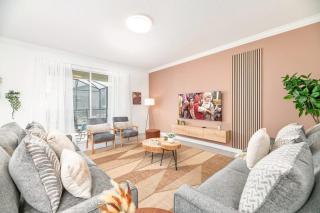 Luxury home, private pool, themed bedrooms, prime location - 0