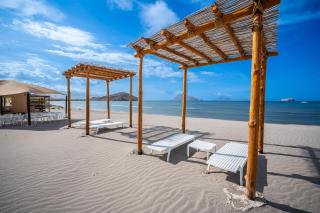 Stylish Summer 2BR Retreat w Pool & Beach Access - Ensenada Blanca - 7