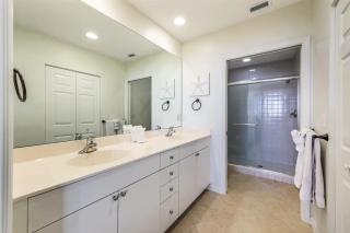 Stylish Living Just Steps from the Beach - Naples - 7