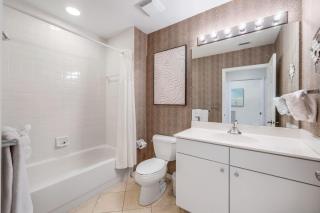 Stylish Living Just Steps from the Beach - Naples - 2