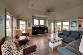 Third Row Whalehead Home with Pool and Spa Sleeps 22 - Corolla - 6