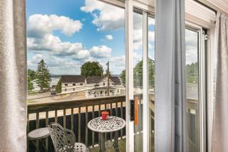 Bright & Airy Condo, Lake Views, Pool, Prime Location! - Laconia - 0