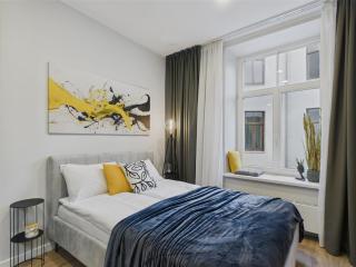 Bright and Cozy Old Town Studio - 4