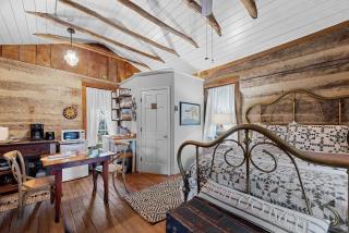 Rustic Augusta Cabin - 4