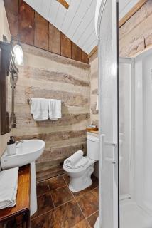 Rustic Augusta Cabin - 9