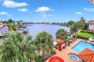 Coastal Retreat—Stunning Water Views—Just Steps to the Beach - Naples - 0
