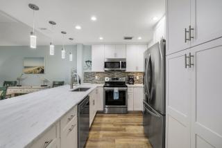 Coastal Retreat—Stunning Water Views—Just Steps to the Beach - Naples - 4