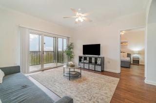 Upstay Modern 3BR Condo Pool & Patio near Disney - Orlando - 4