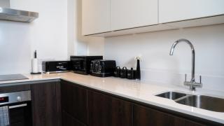 Manchester City Centre Apt, with Free Secured Parking & Balcony, Sleeps 4 - FREE 1 HOUR EARLY CHECK IN FOR 2 NIGHT STAYS ONLY UNTIL THE END OF MAY - 5