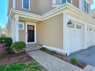 Colonial-style Stand-alone townhouse in Montage Complex - Framingham - 2