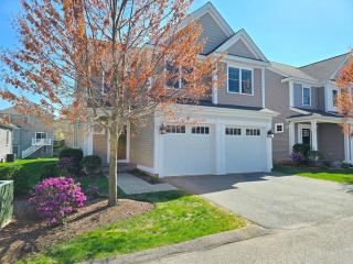 Colonial-style Stand-alone townhouse in Montage Complex - Framingham - 0