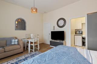 Tenby Studio Apartment - Stroll to Beach and Town - Tenby - 3
