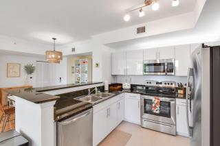 Palm Penthouse - Bright Designer Penthouse in the Heart of CityPlace - West Palm Beach - 3