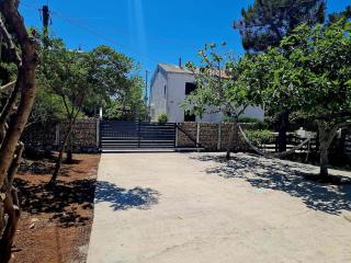Vacation home with garden - Povljana - 2