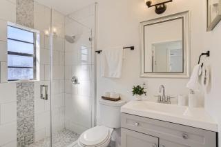 Ridgeway Villa - Revel in Sunlit Living with Backyard Gazebo & Pool - West Palm Beach - 3