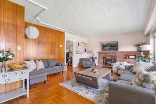 Spacious Home with Indoor Pool - Vancouver - 6
