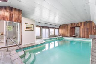 Spacious Home with Indoor Pool - Vancouver - 8