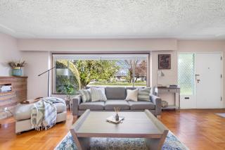 Spacious Home with Indoor Pool - Vancouver - 2