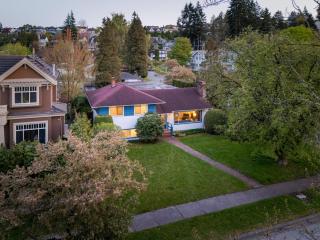 Spacious Home with Indoor Pool - Vancouver - 9