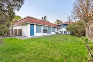 Spacious Home with Indoor Pool - Vancouver - 5