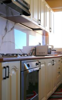 Beachfront Bliss Central 2BR Apartment - Durrës - 7