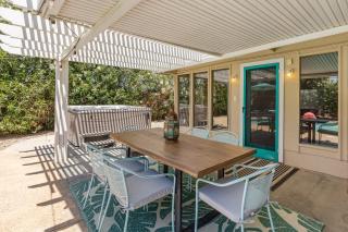 The Good Vibes House Saltwater Pool and Spa Home - Indio - 3