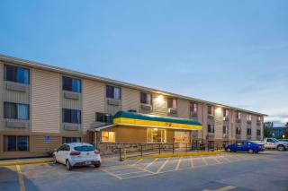 Super 8 by Wyndham Iowa City/Coralville - Coralville - 1