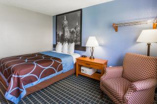 Super 8 by Wyndham Iowa City/Coralville - Coralville - 7