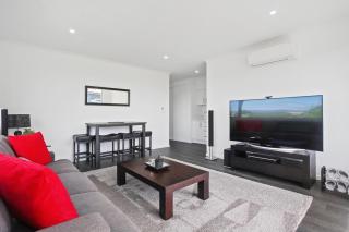 Luxury Stay Steps Away From Most Wedding Venues of Kumeu! - 5