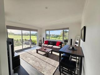 Luxury B&B Steps Away From Most Wedding Venues of Kumeu! - 4