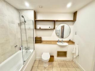 Stylish 2Bedrooms 2Baths, Balcony Views, Stratford, ABBA - Londra - 5