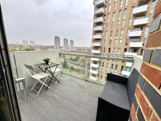 Stylish 2Bedrooms 2Baths, Balcony Views, Stratford, ABBA - 9