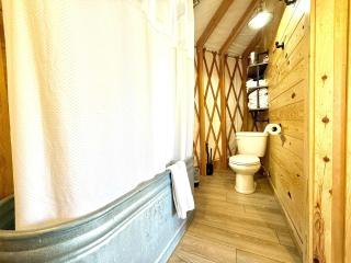 Yurt Overlook #3 with AC and Private Bath 2 Kings - Orderville - 2