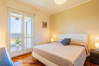 5' from the Sea, Modern Apartment with Terrace, BBQ and Sea View - 8