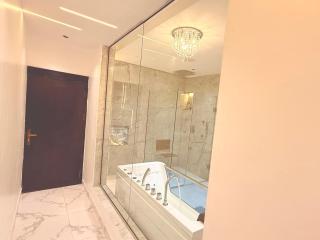 WATERFRONT 3BR APT W/FREE PARKIN WiFi NETFLIX POOL - Lagos - 1