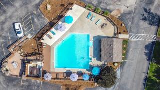Gathering Place at the Nest with Open-Air Dining - Branson - 9